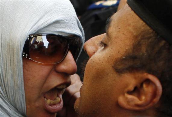 Una donna araba urla la sua rabbia ad un poliziotto - Cairo 2011