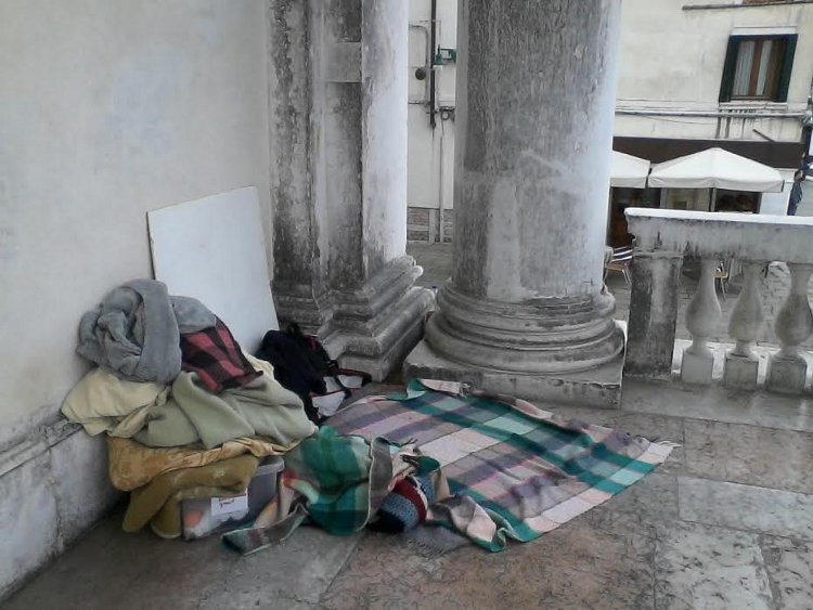 Sacchi di immondizia e giacigli di senza tetto nella chiesa di San Simeon Piccolo
